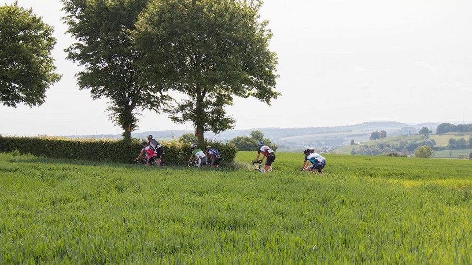 In beeld: 15.000 fietsers genieten van Limburgs Mooiste | 1Limburg ...